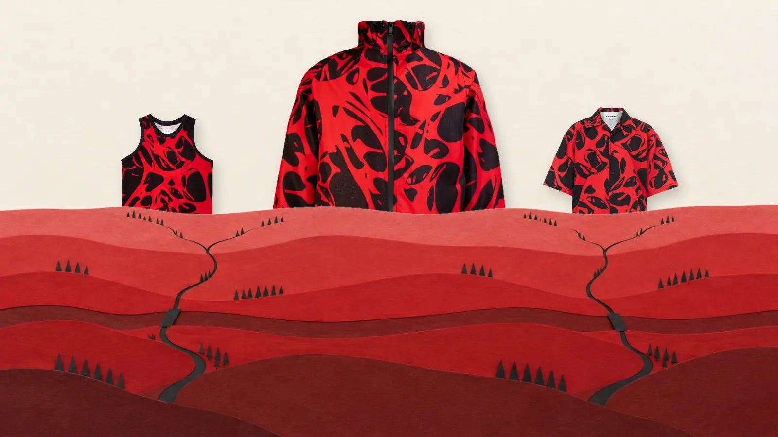 Tre plagg i Strand Red bakom horisonten i en dal av rött papper, under en himmel av ljust papper. I mitten windbreakern, den högsta, till vänster linnet, till höger den kortärmade skjortan, alla med samma röda och svarta tryck. Kullarna, i flera rader, täcker plaggens nedre del. I dalen två svarta stigar som delar sig, två pappersbroar över en mörkröd flod och rader av svarta konformade träd.